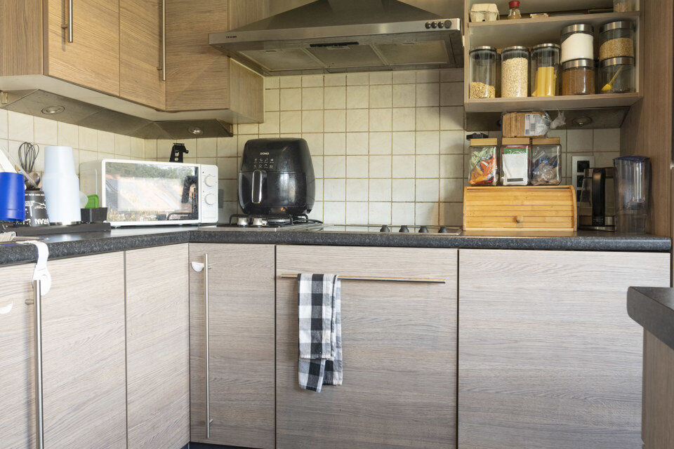 Inkom; leefruimte; keuken met kasten, kookplaat, dampkap, vaatwasser, koelkast, oven en wasmachine; badkamer met douche, wastafel in meubel, spiegel, toilet en handoekdroger; 2 slaapkamers; bureau en terras.  Airconditioning aanwezig.
Garage optioneel bij