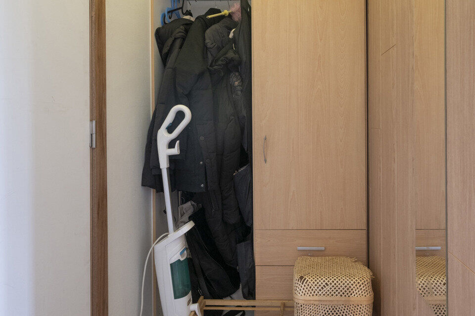 Inkom; leefruimte; keuken met kasten, kookplaat, dampkap, vaatwasser, koelkast, oven en wasmachine; badkamer met douche, wastafel in meubel, spiegel, toilet en handoekdroger; 2 slaapkamers; bureau en terras.  Airconditioning aanwezig.
Garage optioneel bij