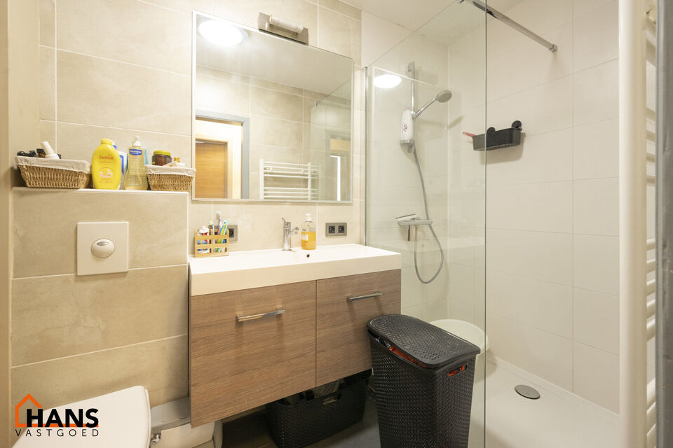 Inkom; leefruimte; keuken met kasten, kookplaat, dampkap, vaatwasser, koelkast, oven en wasmachine; badkamer met douche, wastafel in meubel, spiegel, toilet en handoekdroger; 2 slaapkamers; bureau en terras.  Airconditioning aanwezig.
Garage optioneel bij