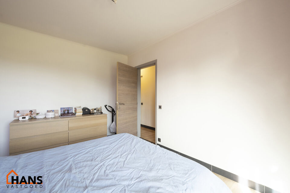 Inkom; leefruimte; keuken met kasten, kookplaat, dampkap, vaatwasser, koelkast, oven en wasmachine; badkamer met douche, wastafel in meubel, spiegel, toilet en handoekdroger; 2 slaapkamers; bureau en terras.  Airconditioning aanwezig.
Garage optioneel bij