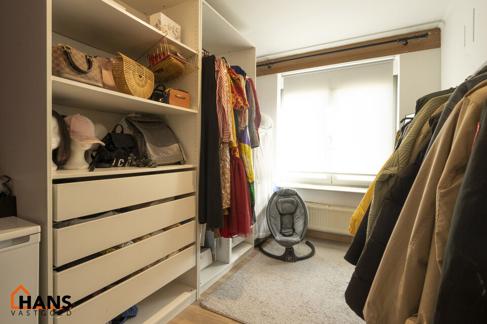 Inkom; leefruimte; keuken met kasten, kookplaat, dampkap, vaatwasser, koelkast, oven en wasmachine; badkamer met douche, wastafel in meubel, spiegel, toilet en handoekdroger; 2 slaapkamers; bureau en terras.  Airconditioning aanwezig.
Garage optioneel bij
