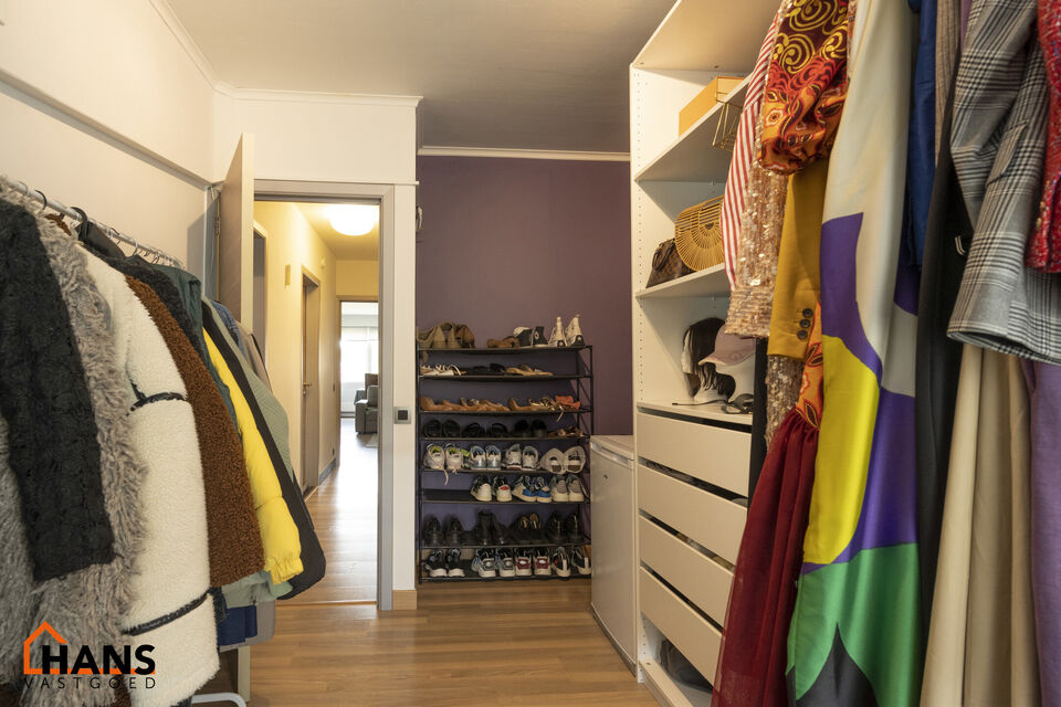Inkom; leefruimte; keuken met kasten, kookplaat, dampkap, vaatwasser, koelkast, oven en wasmachine; badkamer met douche, wastafel in meubel, spiegel, toilet en handoekdroger; 2 slaapkamers; bureau en terras.  Airconditioning aanwezig.
Garage optioneel bij