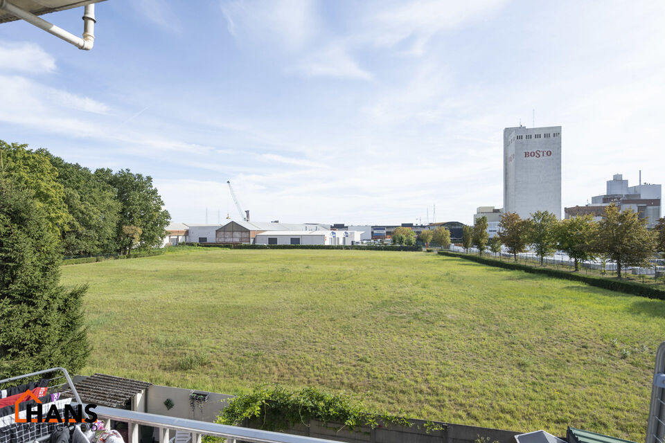 Inkom; leefruimte; keuken met kasten, kookplaat, dampkap, vaatwasser, koelkast, oven en wasmachine; badkamer met douche, wastafel in meubel, spiegel, toilet en handoekdroger; 2 slaapkamers; bureau en terras.  Airconditioning aanwezig.
Garage optioneel bij