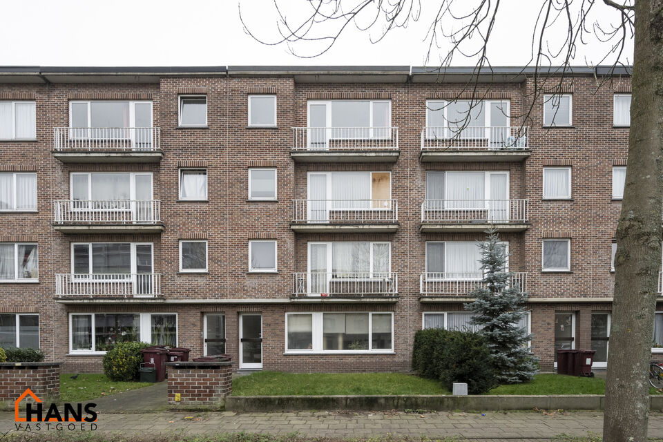 Appartement gelegen op de 3e verdieping met individuele garagebox ( geen lift).
Inkomhal met vestiairekast, apart toilet, badkamer met ligbad en lavabo. 2 slaapkamers waarvan 1 toegang geeft tot het terras met berging. Ruime woonkamer, keuken met kasten e