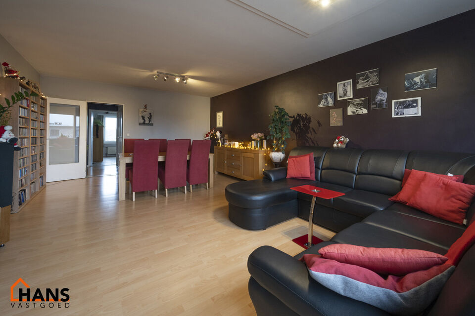 Appartement gelegen op de 3e verdieping met individuele garagebox ( geen lift).
Inkomhal met vestiairekast, apart toilet, badkamer met ligbad en lavabo. 2 slaapkamers waarvan 1 toegang geeft tot het terras met berging. Ruime woonkamer, keuken met kasten e