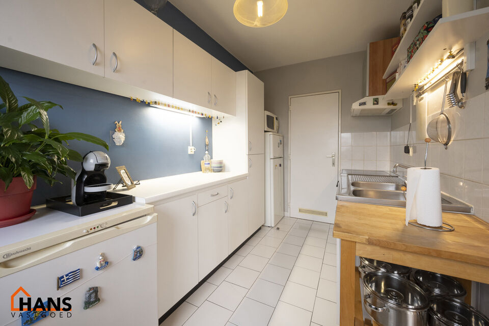 Appartement gelegen op de 3e verdieping met individuele garagebox ( geen lift).
Inkomhal met vestiairekast, apart toilet, badkamer met ligbad en lavabo. 2 slaapkamers waarvan 1 toegang geeft tot het terras met berging. Ruime woonkamer, keuken met kasten e