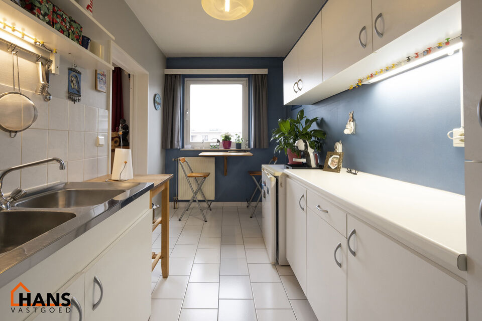 Appartement gelegen op de 3e verdieping met individuele garagebox ( geen lift).
Inkomhal met vestiairekast, apart toilet, badkamer met ligbad en lavabo. 2 slaapkamers waarvan 1 toegang geeft tot het terras met berging. Ruime woonkamer, keuken met kasten e