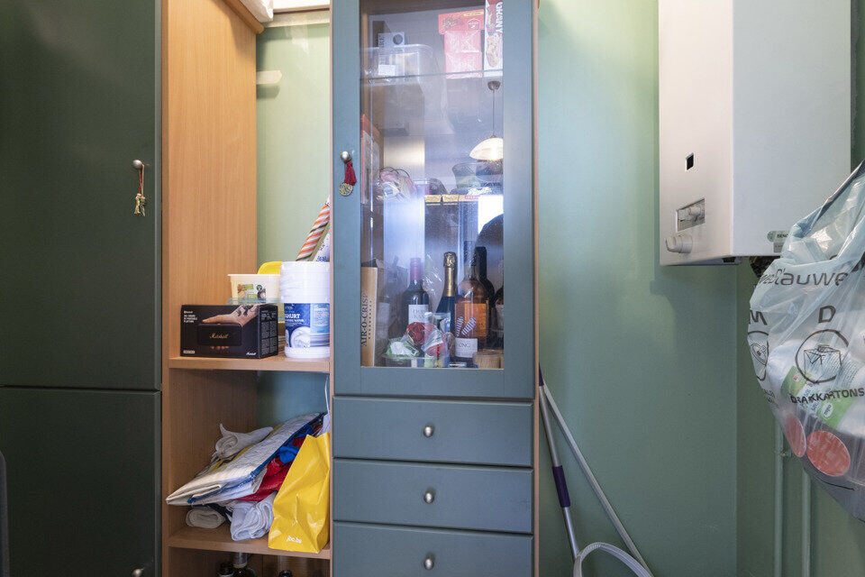 Appartement gelegen op de 3e verdieping met individuele garagebox ( geen lift).
Inkomhal met vestiairekast, apart toilet, badkamer met ligbad en lavabo. 2 slaapkamers waarvan 1 toegang geeft tot het terras met berging. Ruime woonkamer, keuken met kasten e