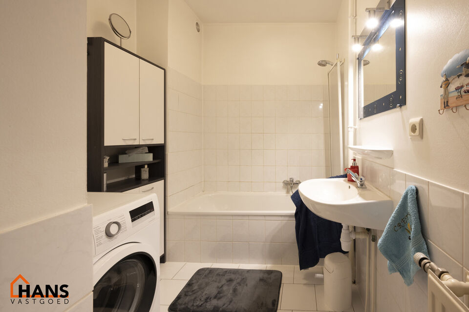 Appartement gelegen op de 3e verdieping met individuele garagebox ( geen lift).
Inkomhal met vestiairekast, apart toilet, badkamer met ligbad en lavabo. 2 slaapkamers waarvan 1 toegang geeft tot het terras met berging. Ruime woonkamer, keuken met kasten e