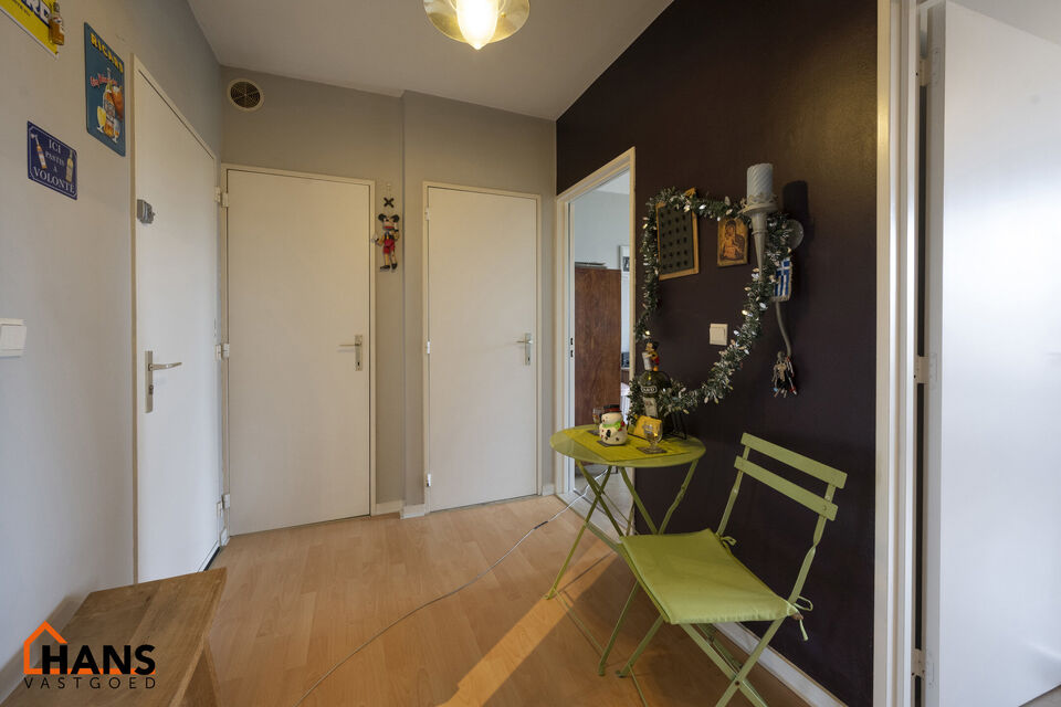 Appartement gelegen op de 3e verdieping met individuele garagebox ( geen lift).
Inkomhal met vestiairekast, apart toilet, badkamer met ligbad en lavabo. 2 slaapkamers waarvan 1 toegang geeft tot het terras met berging. Ruime woonkamer, keuken met kasten e
