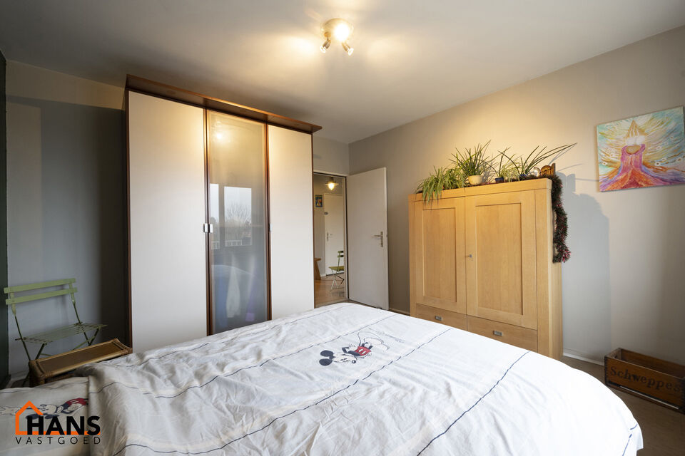 Appartement gelegen op de 3e verdieping met individuele garagebox ( geen lift).
Inkomhal met vestiairekast, apart toilet, badkamer met ligbad en lavabo. 2 slaapkamers waarvan 1 toegang geeft tot het terras met berging. Ruime woonkamer, keuken met kasten e