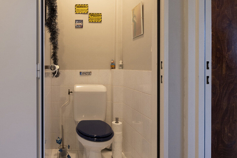 Appartement gelegen op de 3e verdieping met individuele garagebox ( geen lift).
Inkomhal met vestiairekast, apart toilet, badkamer met ligbad en lavabo. 2 slaapkamers waarvan 1 toegang geeft tot het terras met berging. Ruime woonkamer, keuken met kasten e