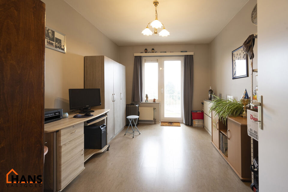 Appartement gelegen op de 3e verdieping met individuele garagebox ( geen lift).
Inkomhal met vestiairekast, apart toilet, badkamer met ligbad en lavabo. 2 slaapkamers waarvan 1 toegang geeft tot het terras met berging. Ruime woonkamer, keuken met kasten e