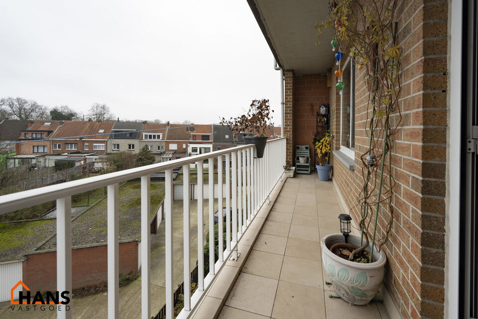 Appartement gelegen op de 3e verdieping met individuele garagebox ( geen lift).
Inkomhal met vestiairekast, apart toilet, badkamer met ligbad en lavabo. 2 slaapkamers waarvan 1 toegang geeft tot het terras met berging. Ruime woonkamer, keuken met kasten e