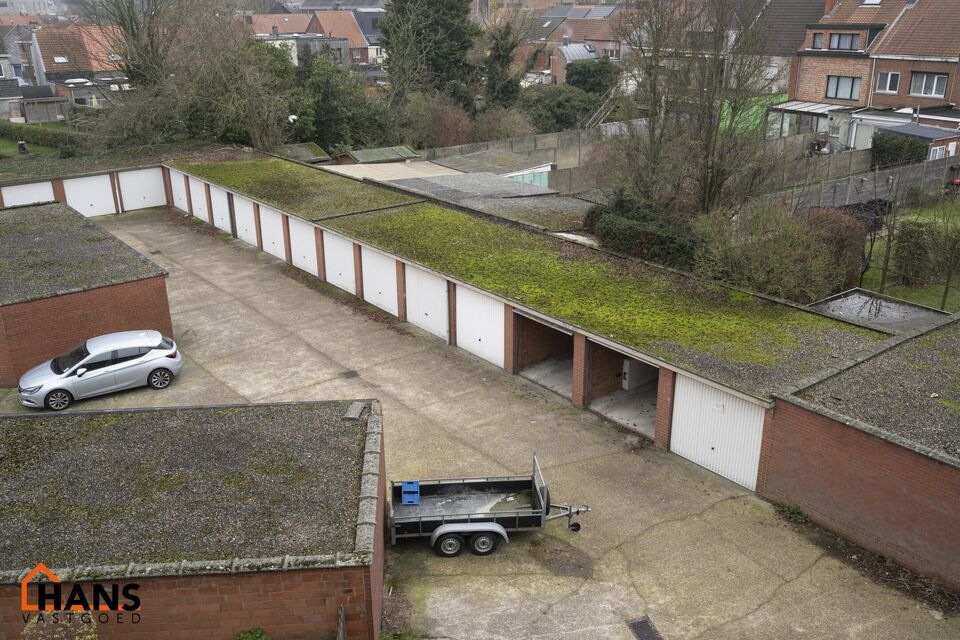 Appartement gelegen op de 3e verdieping met individuele garagebox ( geen lift).
Inkomhal met vestiairekast, apart toilet, badkamer met ligbad en lavabo. 2 slaapkamers waarvan 1 toegang geeft tot het terras met berging. Ruime woonkamer, keuken met kasten e