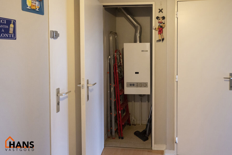 Appartement gelegen op de 3e verdieping met individuele garagebox ( geen lift).
Inkomhal met vestiairekast, apart toilet, badkamer met ligbad en lavabo. 2 slaapkamers waarvan 1 toegang geeft tot het terras met berging. Ruime woonkamer, keuken met kasten e