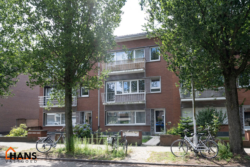 Inkomhal met vestiairekast; leefruimte met halfopen vernieuwde keuken met kookplaat, spoelbak en koelkast; apart toilet; badkamer met douche, badkamermeubel met kasten, spiegels en spoelbak; 2 slaapkamers waarvan de hoofdslaapkamer toegang geeft tot een r