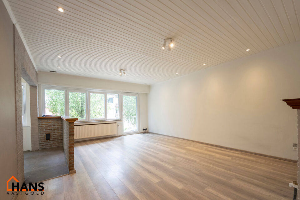 Inkomhal met vestiairekast; leefruimte met halfopen vernieuwde keuken met kookplaat, spoelbak en koelkast; apart toilet; badkamer met douche, badkamermeubel met kasten, spiegels en spoelbak; 2 slaapkamers waarvan de hoofdslaapkamer toegang geeft tot een r