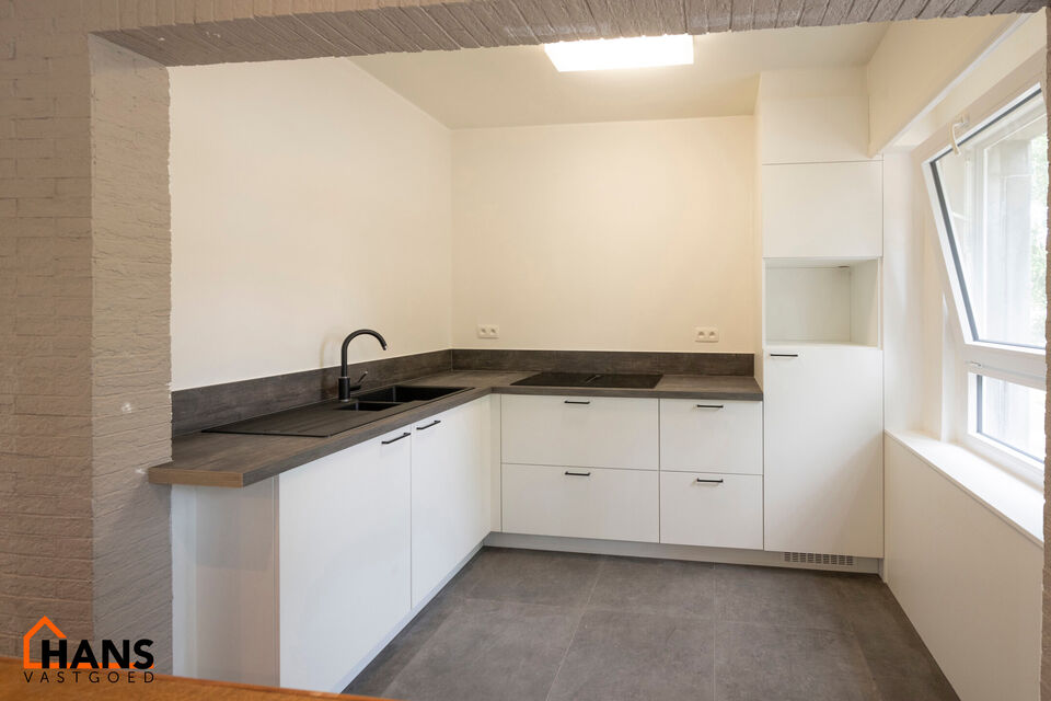 Inkomhal met vestiairekast; leefruimte met halfopen vernieuwde keuken met kookplaat, spoelbak en koelkast; apart toilet; badkamer met douche, badkamermeubel met kasten, spiegels en spoelbak; 2 slaapkamers waarvan de hoofdslaapkamer toegang geeft tot een r
