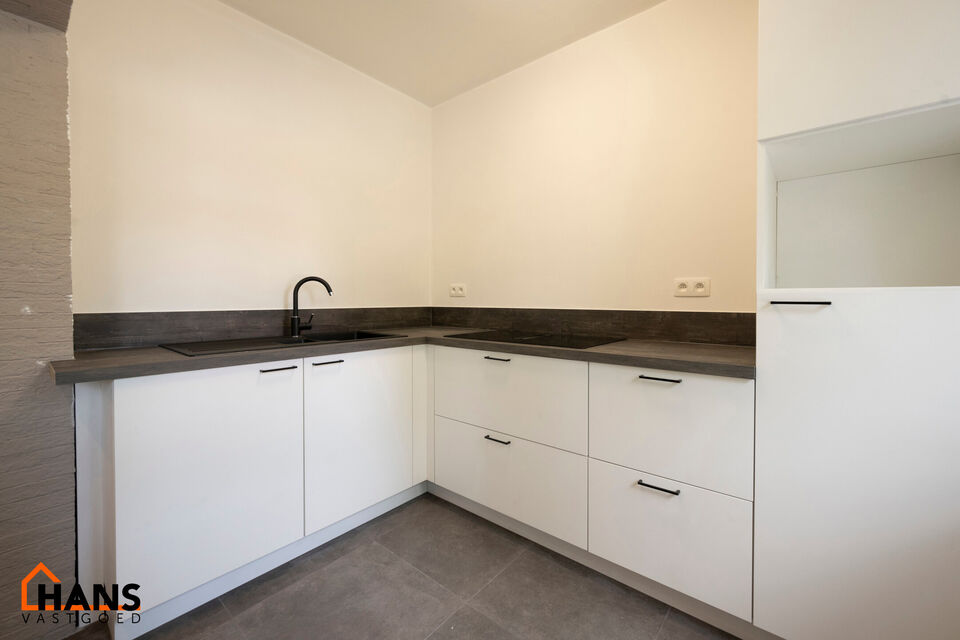 Inkomhal met vestiairekast; leefruimte met halfopen vernieuwde keuken met kookplaat, spoelbak en koelkast; apart toilet; badkamer met douche, badkamermeubel met kasten, spiegels en spoelbak; 2 slaapkamers waarvan de hoofdslaapkamer toegang geeft tot een r