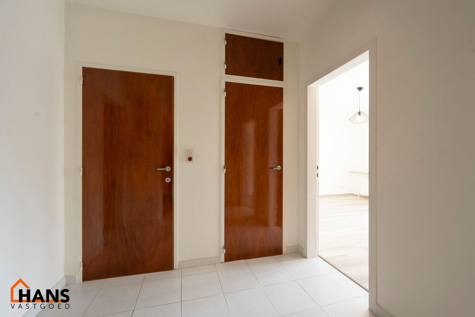 Inkomhal met vestiairekast; leefruimte met halfopen vernieuwde keuken met kookplaat, spoelbak en koelkast; apart toilet; badkamer met douche, badkamermeubel met kasten, spiegels en spoelbak; 2 slaapkamers waarvan de hoofdslaapkamer toegang geeft tot een r