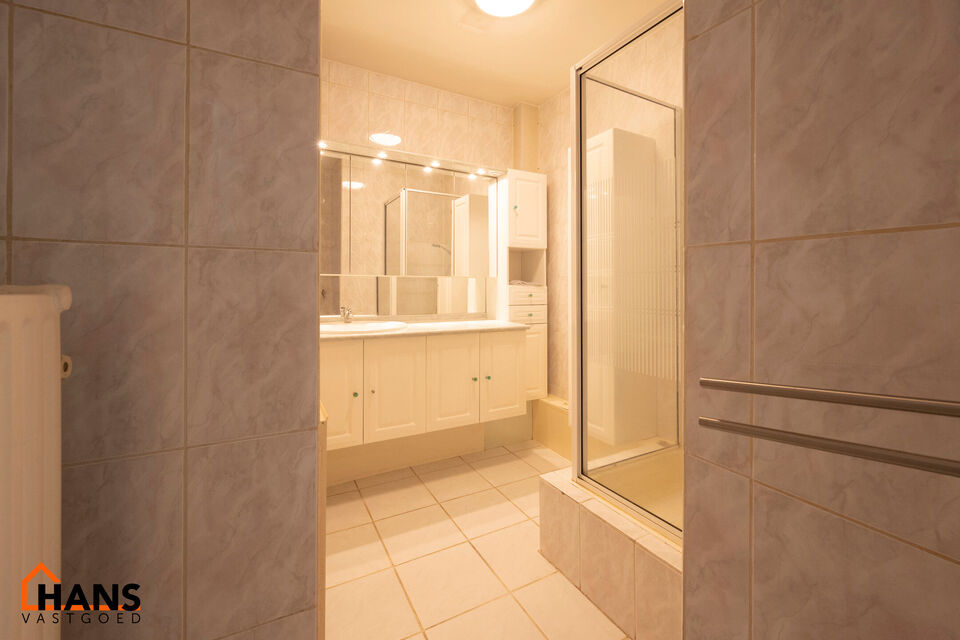 Inkomhal met vestiairekast; leefruimte met halfopen vernieuwde keuken met kookplaat, spoelbak en koelkast; apart toilet; badkamer met douche, badkamermeubel met kasten, spiegels en spoelbak; 2 slaapkamers waarvan de hoofdslaapkamer toegang geeft tot een r