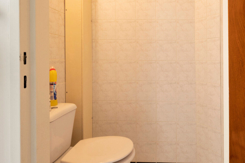 Inkomhal met vestiairekast; leefruimte met halfopen vernieuwde keuken met kookplaat, spoelbak en koelkast; apart toilet; badkamer met douche, badkamermeubel met kasten, spiegels en spoelbak; 2 slaapkamers waarvan de hoofdslaapkamer toegang geeft tot een r