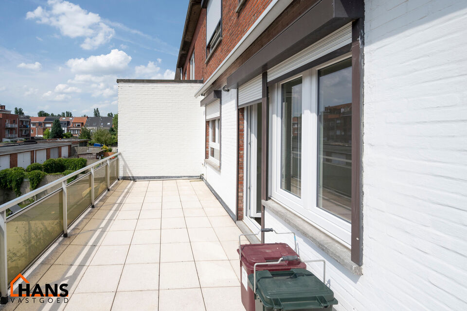 Inkomhal met vestiairekast; leefruimte met halfopen vernieuwde keuken met kookplaat, spoelbak en koelkast; apart toilet; badkamer met douche, badkamermeubel met kasten, spiegels en spoelbak; 2 slaapkamers waarvan de hoofdslaapkamer toegang geeft tot een r