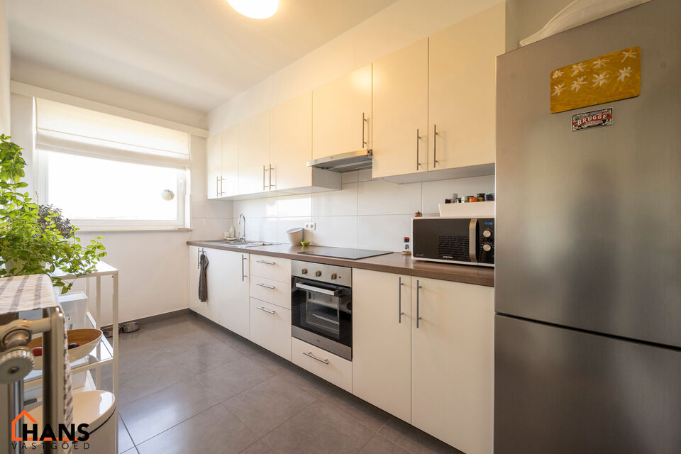 Inkomhal; apart toilet; leefruimte; keuken met kasten, spoelbak, kookplaat, dampkap, oven en ruimte voor een eigen koelkast/diepvries; berging; badkamer met ruime douche, wastafel in meubel, spiegelkast en ruimte voor wasmachine en droogkast; 2 slaapkamer