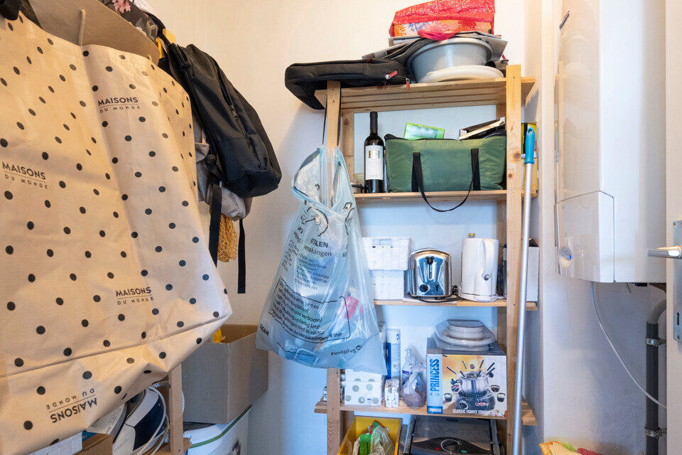 Inkomhal; apart toilet; leefruimte; keuken met kasten, spoelbak, kookplaat, dampkap, oven en ruimte voor een eigen koelkast/diepvries; berging; badkamer met ruime douche, wastafel in meubel, spiegelkast en ruimte voor wasmachine en droogkast; 2 slaapkamer