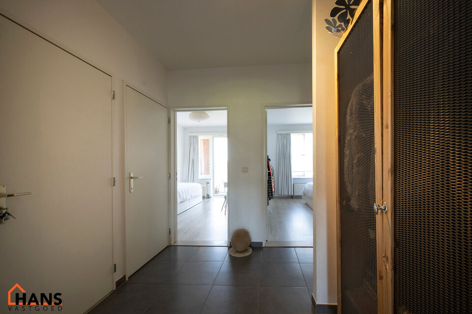 Inkomhal; apart toilet; leefruimte; keuken met kasten, spoelbak, kookplaat, dampkap, oven en ruimte voor een eigen koelkast/diepvries; berging; badkamer met ruime douche, wastafel in meubel, spiegelkast en ruimte voor wasmachine en droogkast; 2 slaapkamer