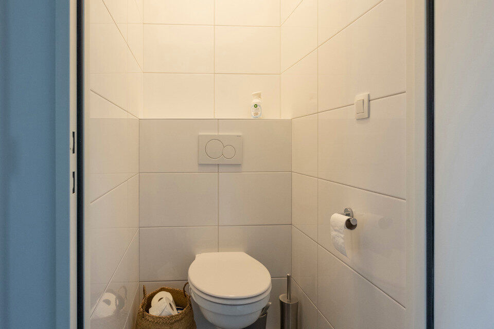 Inkomhal; apart toilet; leefruimte; keuken met kasten, spoelbak, kookplaat, dampkap, oven en ruimte voor een eigen koelkast/diepvries; berging; badkamer met ruime douche, wastafel in meubel, spiegelkast en ruimte voor wasmachine en droogkast; 2 slaapkamer