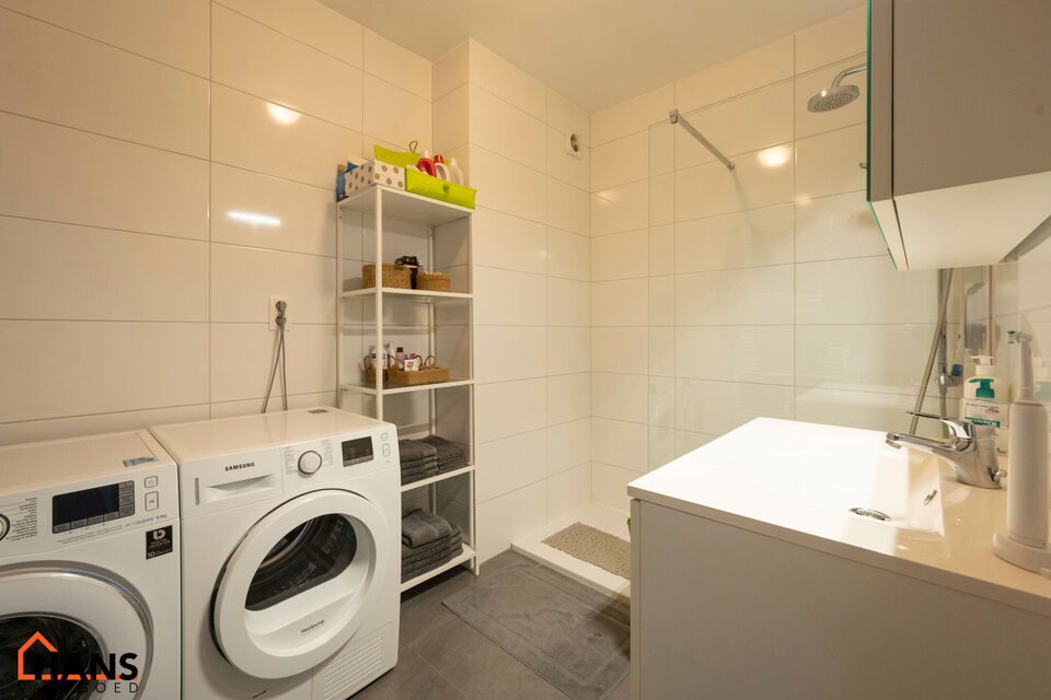 Inkomhal; apart toilet; leefruimte; keuken met kasten, spoelbak, kookplaat, dampkap, oven en ruimte voor een eigen koelkast/diepvries; berging; badkamer met ruime douche, wastafel in meubel, spiegelkast en ruimte voor wasmachine en droogkast; 2 slaapkamer