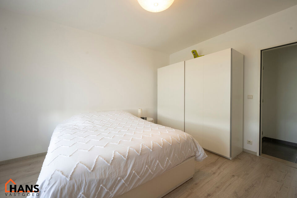 Inkomhal; apart toilet; leefruimte; keuken met kasten, spoelbak, kookplaat, dampkap, oven en ruimte voor een eigen koelkast/diepvries; berging; badkamer met ruime douche, wastafel in meubel, spiegelkast en ruimte voor wasmachine en droogkast; 2 slaapkamer