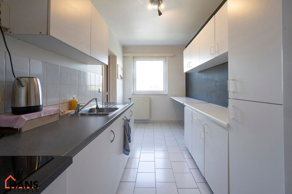 Inkomhal; apart toilet; vestiairekast; leefruimte; keuken met kasten, spoelbak, kookplaat, dampkap en ruimte voor een eigen koelkast/diepvries en vaatwasser; berging; badkamer met ligbad, wastafel en spiegelkast en ruimte voor wasmachine en droogkast; 2 s