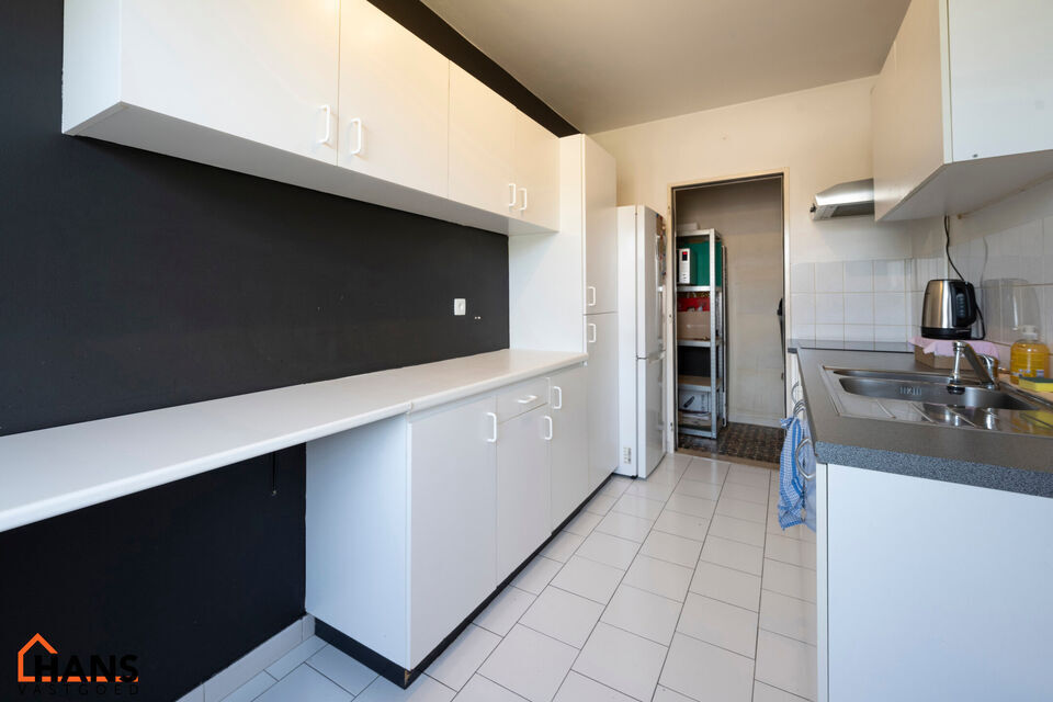 Inkomhal; apart toilet; vestiairekast; leefruimte; keuken met kasten, spoelbak, kookplaat, dampkap en ruimte voor een eigen koelkast/diepvries en vaatwasser; berging; badkamer met ligbad, wastafel en spiegelkast en ruimte voor wasmachine en droogkast; 2 s