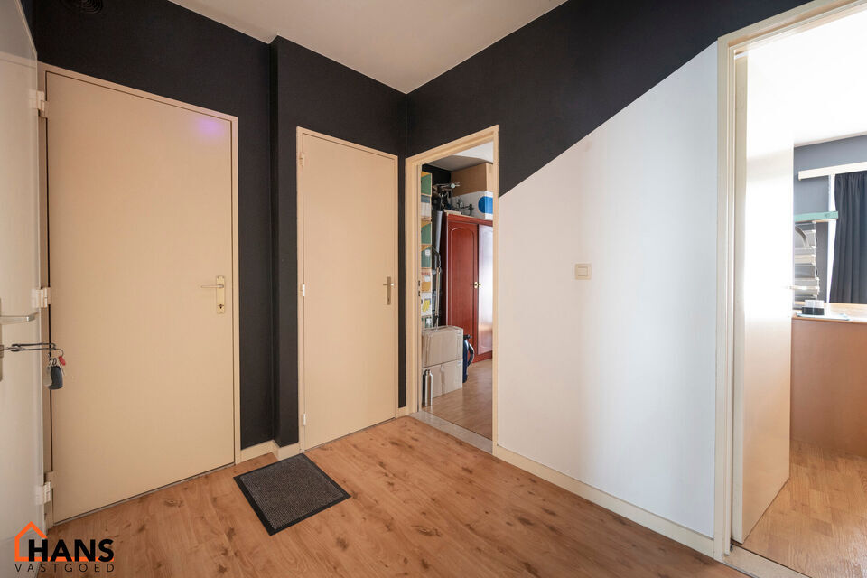 Inkomhal; apart toilet; vestiairekast; leefruimte; keuken met kasten, spoelbak, kookplaat, dampkap en ruimte voor een eigen koelkast/diepvries en vaatwasser; berging; badkamer met ligbad, wastafel en spiegelkast en ruimte voor wasmachine en droogkast; 2 s