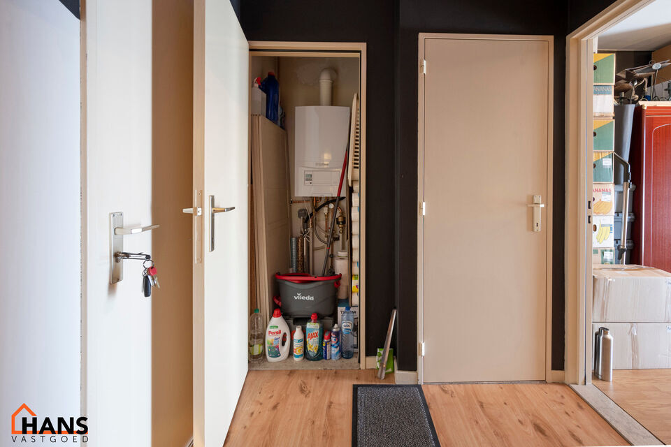 Inkomhal; apart toilet; vestiairekast; leefruimte; keuken met kasten, spoelbak, kookplaat, dampkap en ruimte voor een eigen koelkast/diepvries en vaatwasser; berging; badkamer met ligbad, wastafel en spiegelkast en ruimte voor wasmachine en droogkast; 2 s