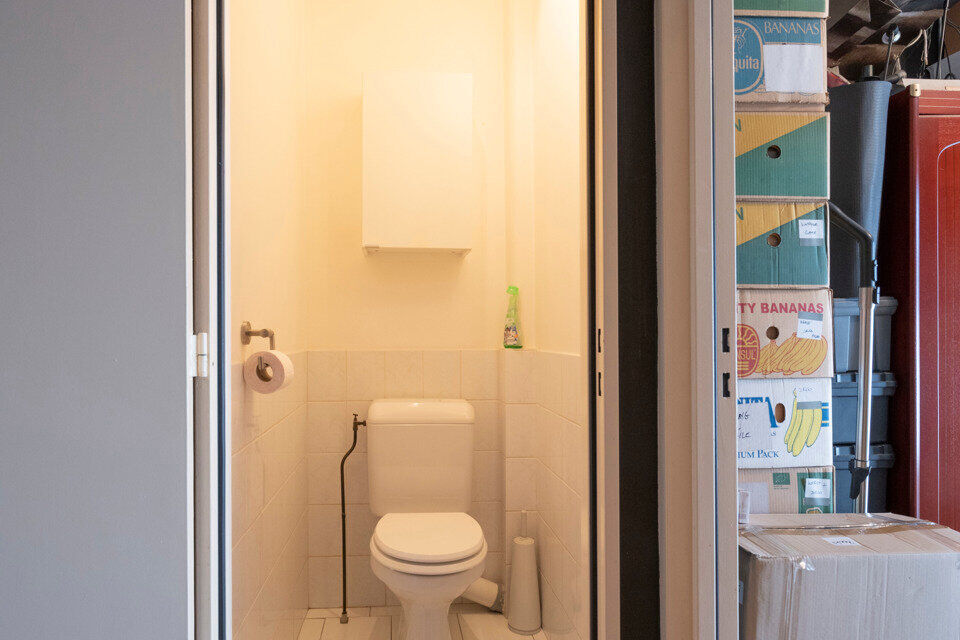 Inkomhal; apart toilet; vestiairekast; leefruimte; keuken met kasten, spoelbak, kookplaat, dampkap en ruimte voor een eigen koelkast/diepvries en vaatwasser; berging; badkamer met ligbad, wastafel en spiegelkast en ruimte voor wasmachine en droogkast; 2 s