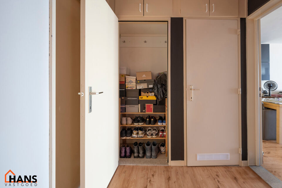 Inkomhal; apart toilet; vestiairekast; leefruimte; keuken met kasten, spoelbak, kookplaat, dampkap en ruimte voor een eigen koelkast/diepvries en vaatwasser; berging; badkamer met ligbad, wastafel en spiegelkast en ruimte voor wasmachine en droogkast; 2 s