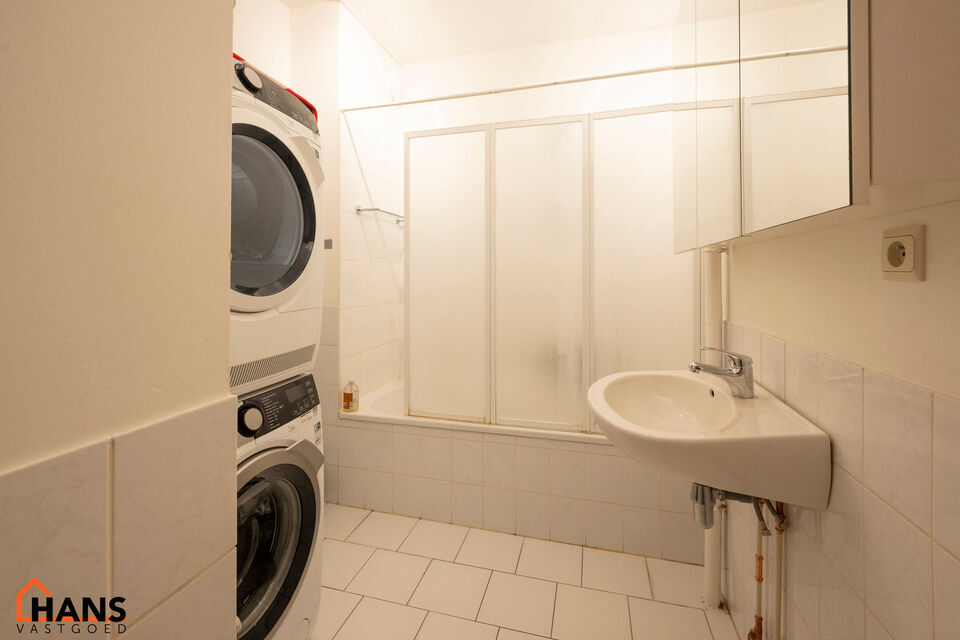 Inkomhal; apart toilet; vestiairekast; leefruimte; keuken met kasten, spoelbak, kookplaat, dampkap en ruimte voor een eigen koelkast/diepvries en vaatwasser; berging; badkamer met ligbad, wastafel en spiegelkast en ruimte voor wasmachine en droogkast; 2 s