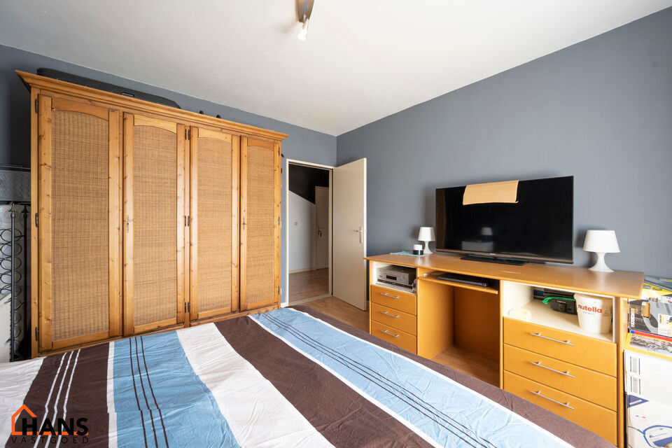Inkomhal; apart toilet; vestiairekast; leefruimte; keuken met kasten, spoelbak, kookplaat, dampkap en ruimte voor een eigen koelkast/diepvries en vaatwasser; berging; badkamer met ligbad, wastafel en spiegelkast en ruimte voor wasmachine en droogkast; 2 s