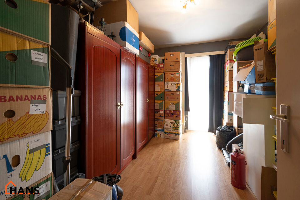 Inkomhal; apart toilet; vestiairekast; leefruimte; keuken met kasten, spoelbak, kookplaat, dampkap en ruimte voor een eigen koelkast/diepvries en vaatwasser; berging; badkamer met ligbad, wastafel en spiegelkast en ruimte voor wasmachine en droogkast; 2 s
