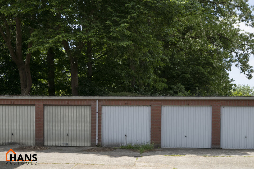 Mooi gerenoveerd appartement gelegen op de tweede verdieping ( zonder lift) :
Inkomhal met vestiairekast en apart toilet, badkamer met inloopdouche en lavabomeubel met spiegelkast. 2 slaapkamers ( 1 grote en 1 kleinere) waarvan 1 toegang geeft tot het ter