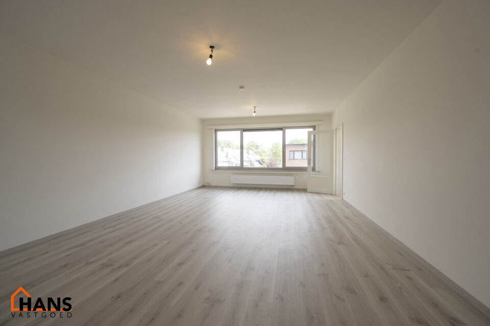 Mooi gerenoveerd appartement gelegen op de tweede verdieping ( zonder lift) :
Inkomhal met vestiairekast en apart toilet, badkamer met inloopdouche en lavabomeubel met spiegelkast. 2 slaapkamers ( 1 grote en 1 kleinere) waarvan 1 toegang geeft tot het ter