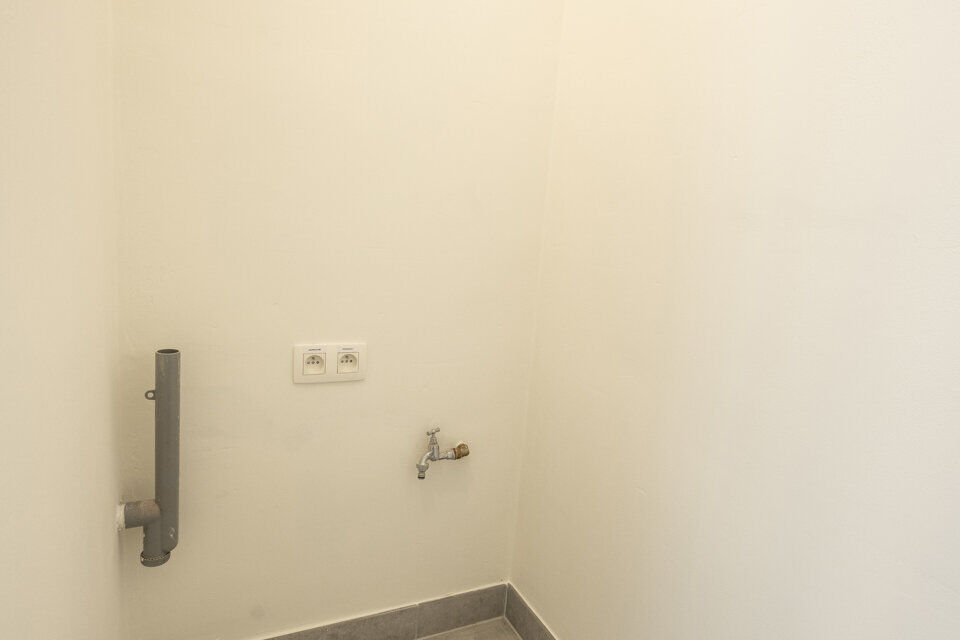 Mooi gerenoveerd appartement gelegen op de tweede verdieping ( zonder lift) :
Inkomhal met vestiairekast en apart toilet, badkamer met inloopdouche en lavabomeubel met spiegelkast. 2 slaapkamers ( 1 grote en 1 kleinere) waarvan 1 toegang geeft tot het ter