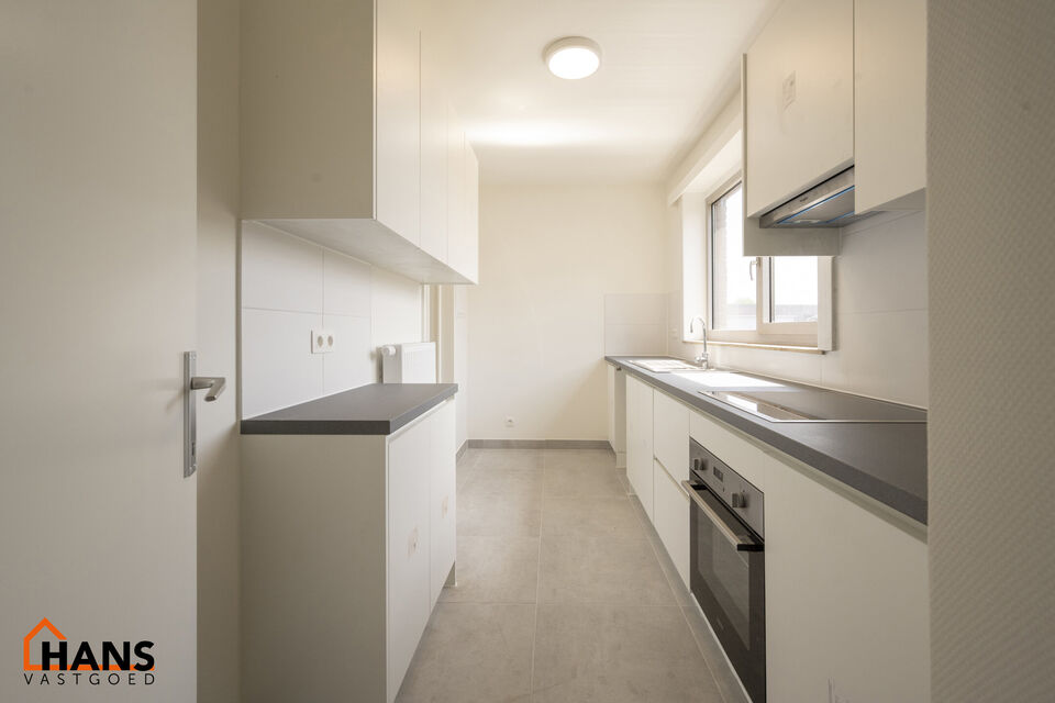 Mooi gerenoveerd appartement gelegen op de tweede verdieping ( zonder lift) :
Inkomhal met vestiairekast en apart toilet, badkamer met inloopdouche en lavabomeubel met spiegelkast. 2 slaapkamers ( 1 grote en 1 kleinere) waarvan 1 toegang geeft tot het ter