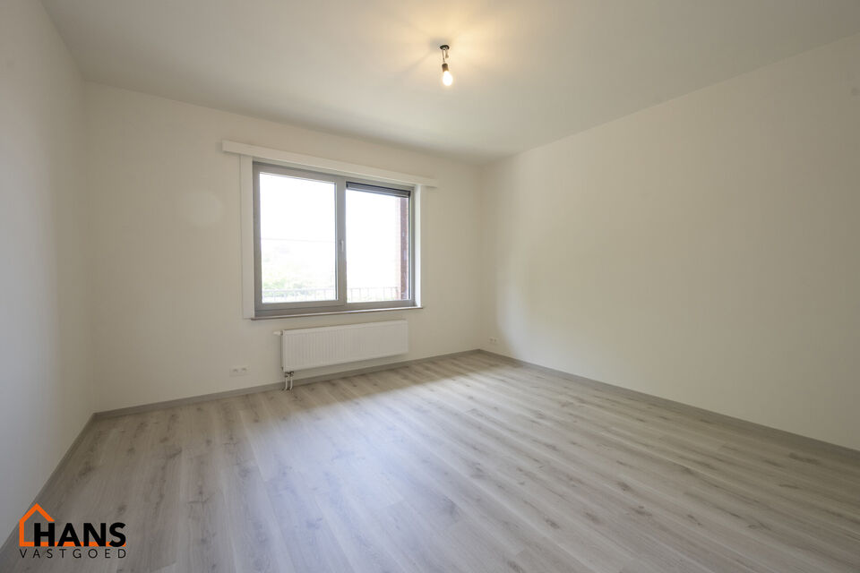 Mooi gerenoveerd appartement gelegen op de tweede verdieping ( zonder lift) :
Inkomhal met vestiairekast en apart toilet, badkamer met inloopdouche en lavabomeubel met spiegelkast. 2 slaapkamers ( 1 grote en 1 kleinere) waarvan 1 toegang geeft tot het ter
