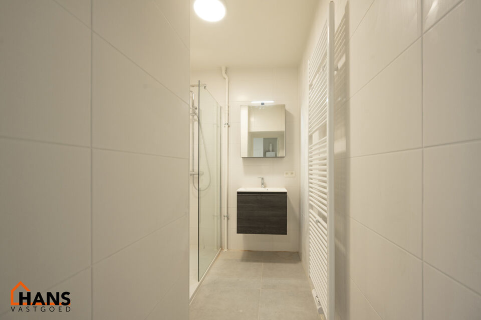 Mooi gerenoveerd appartement gelegen op de tweede verdieping ( zonder lift) :
Inkomhal met vestiairekast en apart toilet, badkamer met inloopdouche en lavabomeubel met spiegelkast. 2 slaapkamers ( 1 grote en 1 kleinere) waarvan 1 toegang geeft tot het ter
