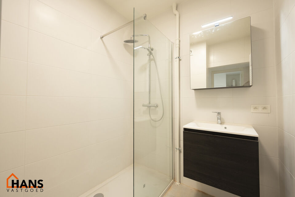 Mooi gerenoveerd appartement gelegen op de tweede verdieping ( zonder lift) :
Inkomhal met vestiairekast en apart toilet, badkamer met inloopdouche en lavabomeubel met spiegelkast. 2 slaapkamers ( 1 grote en 1 kleinere) waarvan 1 toegang geeft tot het ter